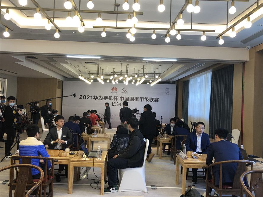 曾参与打造过;建字三部曲的黄建新导演此次再进行主旋律作品创作时,试图去世界各地寻找不曾在银幕上呈现过的史料细节，功夫不负有心人，团队在日本警视厅的档案馆中发现了一条;谍战线